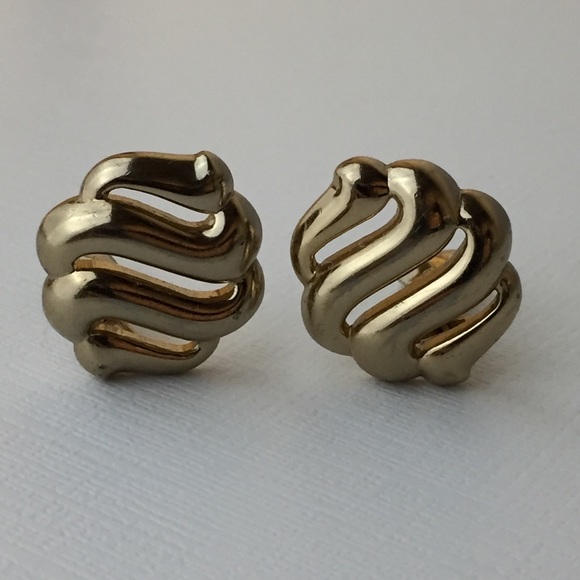 Vintage Monet Classy Gold Tone Clip On Earrings - Picture 2 of 8